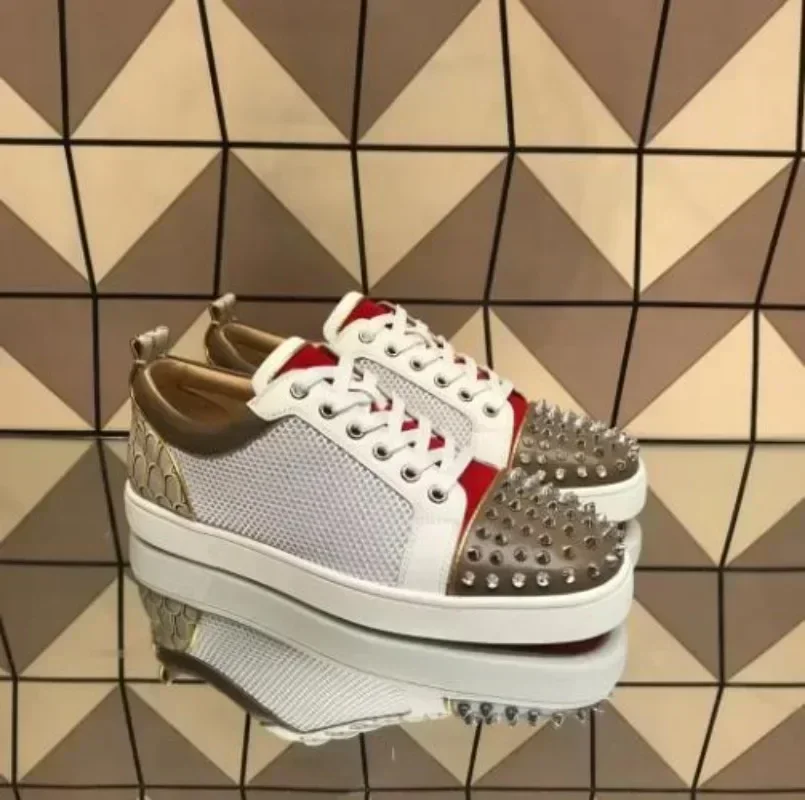 

Luxury Night Club Low Top Red Bottom For Men Shoes Trainers White Net Genuine Leather Silver Rivets Toecap Flats Sneakers