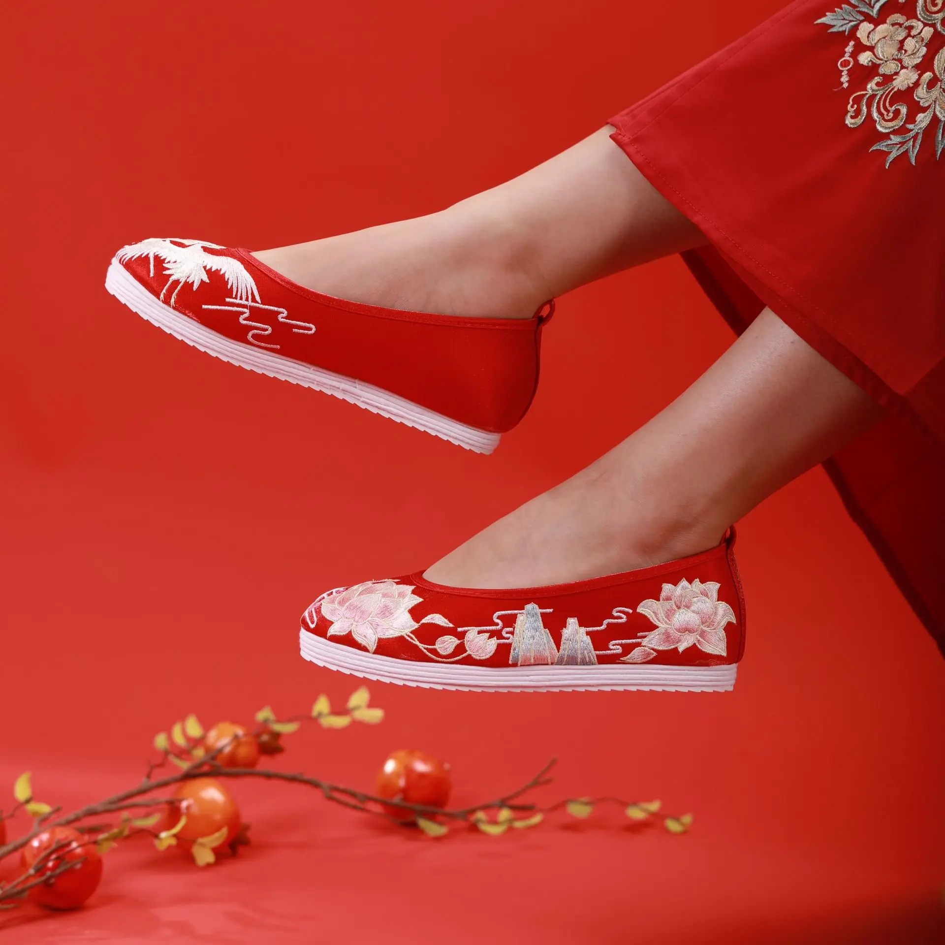 

Осенние новые винтажные туфли Hanfu в стиле ретро, простые красные женские туфли Xiuhe в национальном стиле для невесты