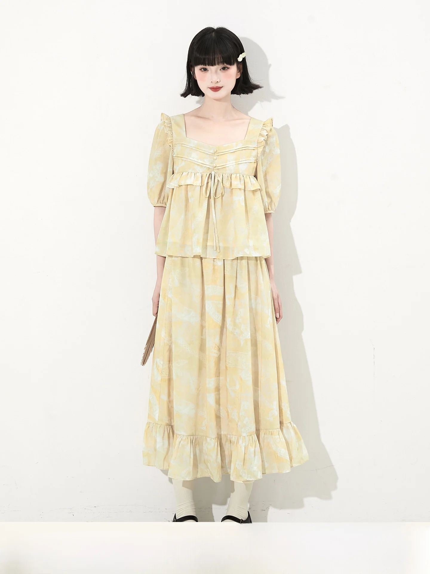 

Желтый комплект с принтом: топ с квадратным вырезом и пышными рукавами и юбка, оригинальный дизайн, свободный крой, женский летний комплект