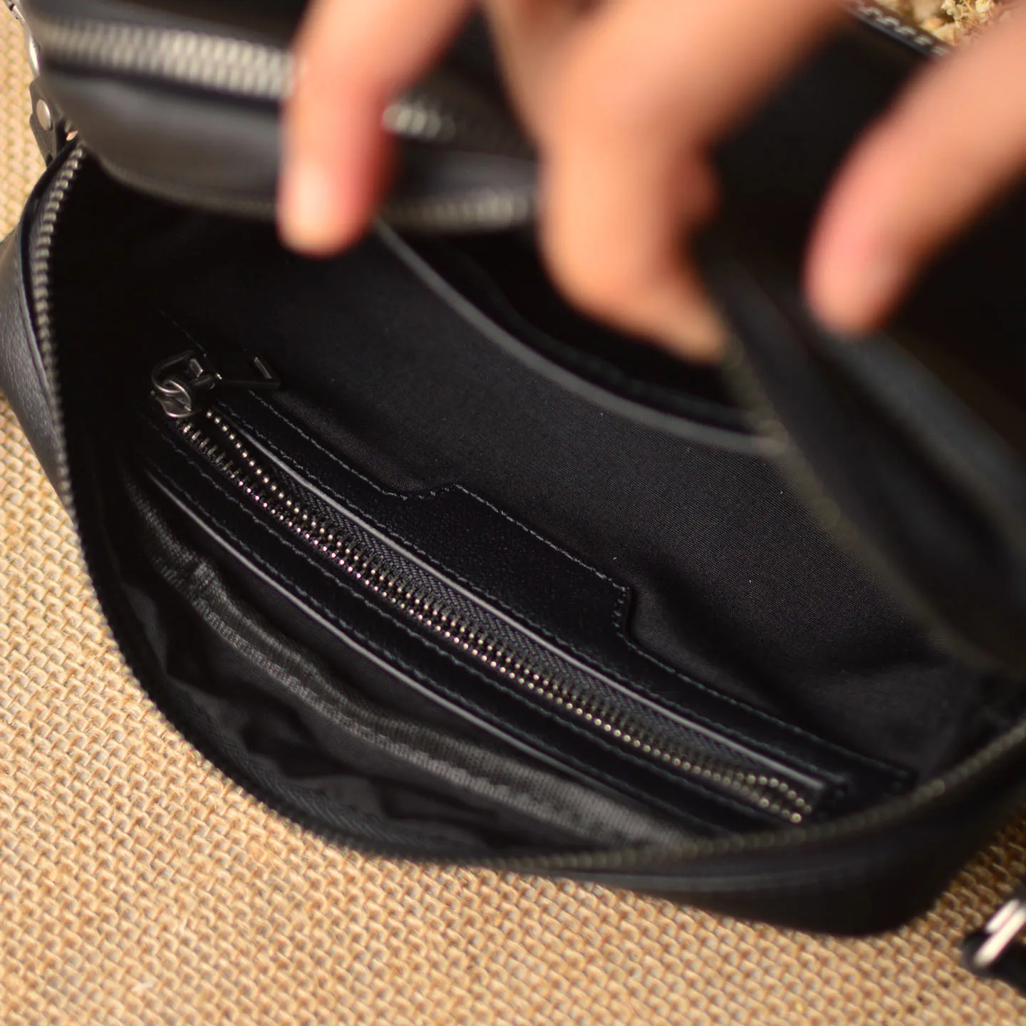 AETOO Women's Retro Camera Bag Black Top-Grain Cowhide Distressed Simple Crossbody Shoulder Bag Leather-Tanned