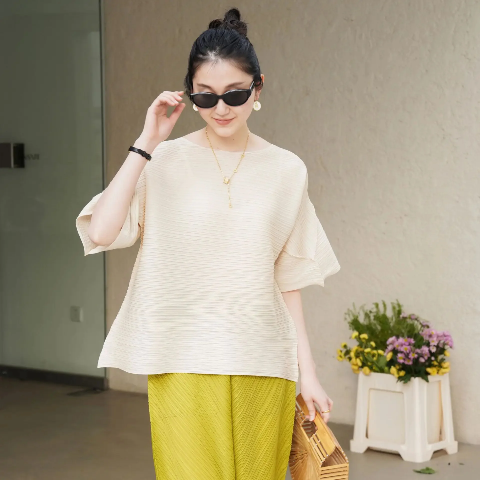 T-shirt da donna Miyake pieghettata moda SOLID allentata GRANDE taglia O-collo manica svasata T-shirt femminile Top Tide