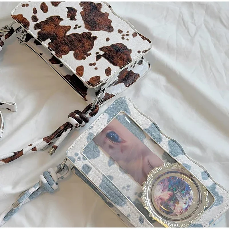 Ita-Tasche mit Kuhmuster und transparentem Sichtfenster, Damen-Umhängetasche, quadratische Handtasche mit gewelltem Rand und Anime-Knotenriemen – Detail 10