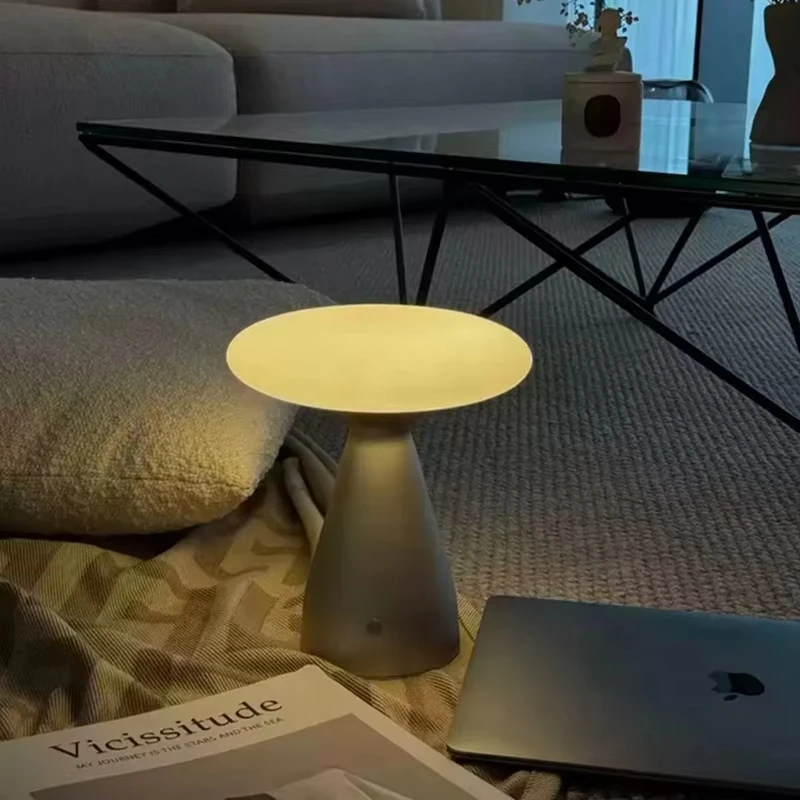 Nordic Creative Aluminum Glass Mushroom LED Decor Desk Lamp Fashion High end Study Room Bedroom Lighting Fixtures