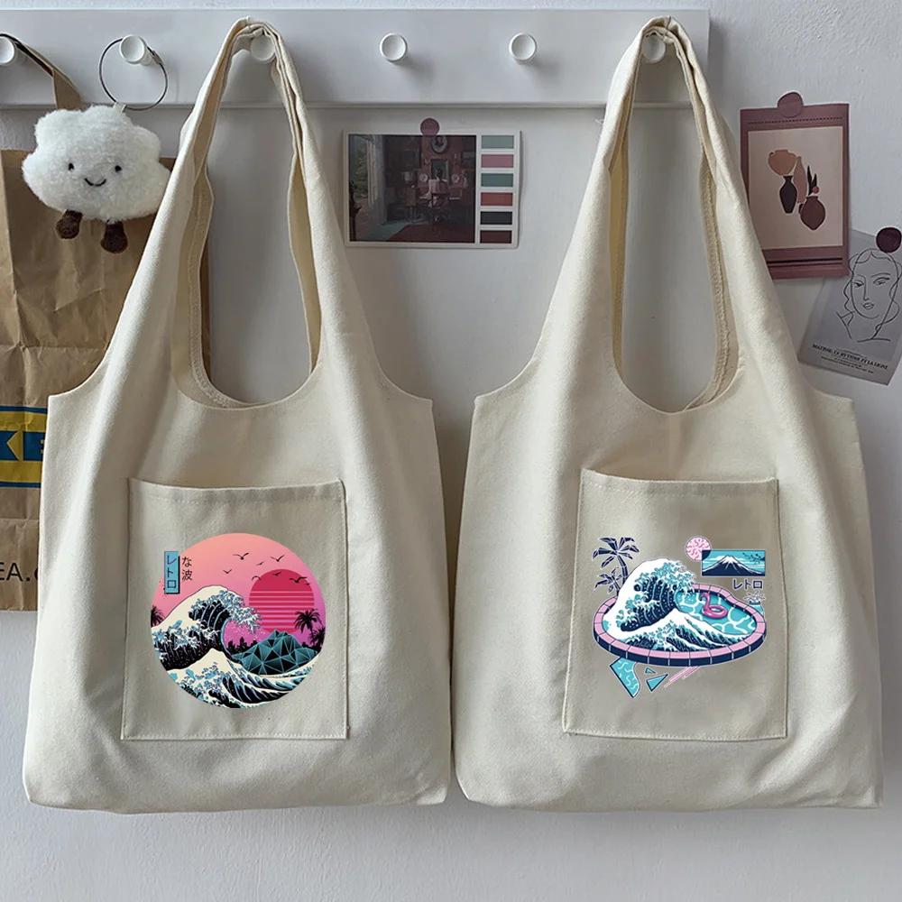 

Японская повседневная женская сумка-шоппер, саквояж на плечо с аниме принтом в виде волн для поездок, вместительный бежевый многоразовый ме...