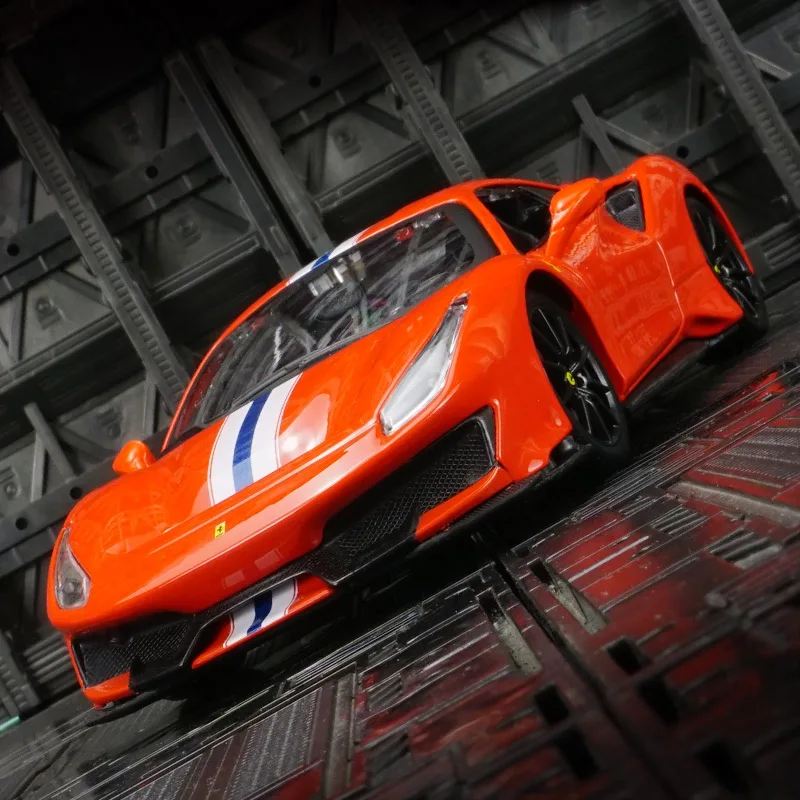 

Bburago 1:24 Ferrari 488 PISTA, модель суперкара из сплава, коллекция украшений автомобилей, двери можно открыть для детских игрушек
