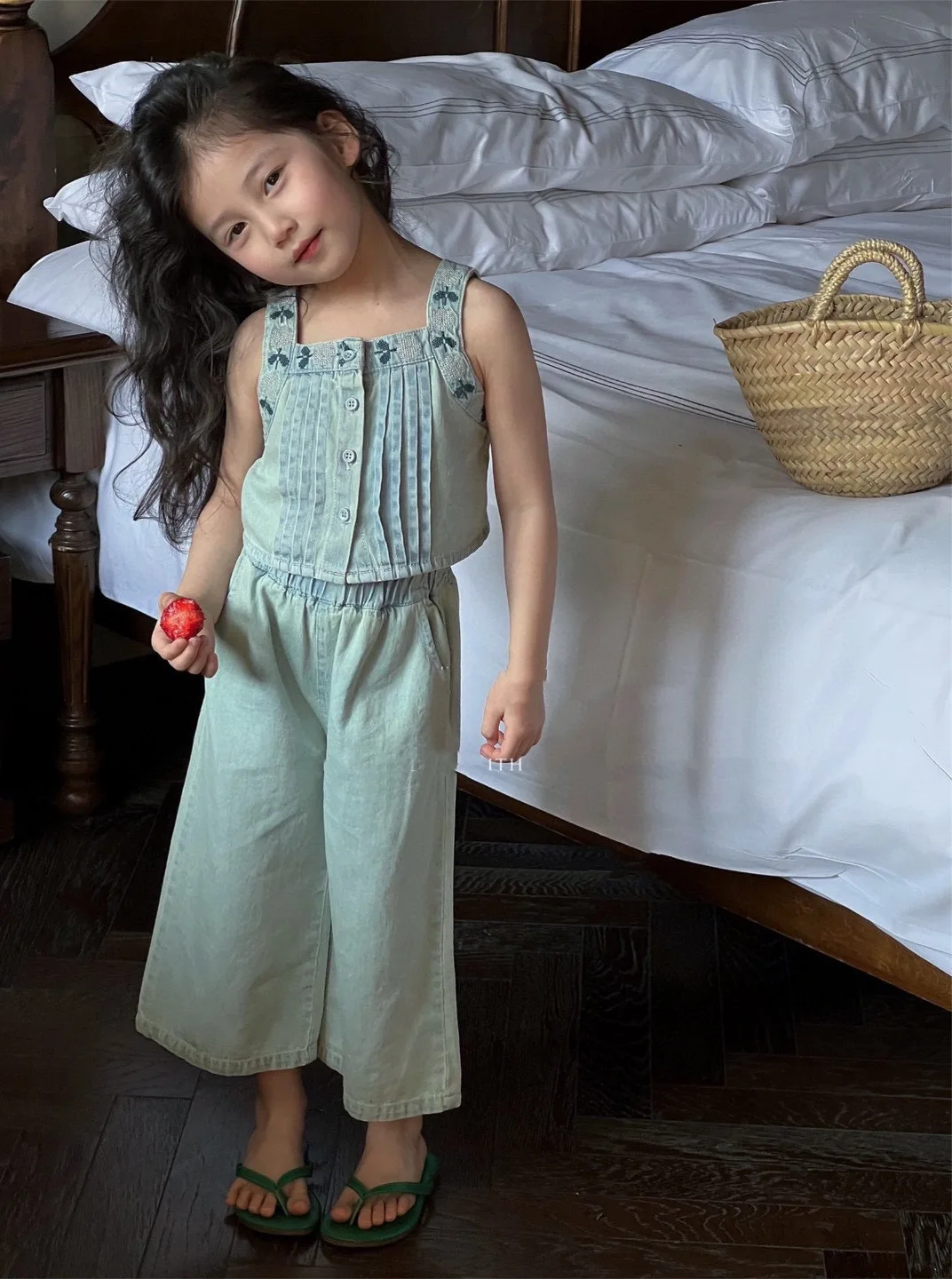 

Childrens Sets Girls Embroidery Short Vest Cropped Pants Cowboy Two Piece Summer New Square Collar 2024 Pleated Simple