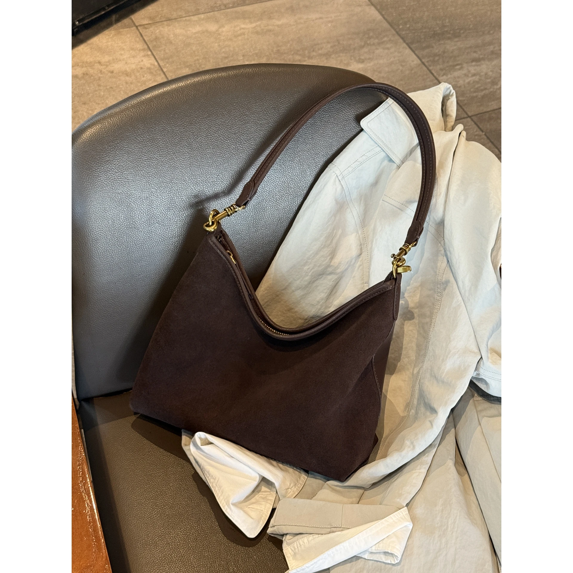 sac-fourre-tout-retro-en-cuir-souple-pour-femmes-nouveau-sac-buet-sous-les-bras-de-grande-capacite-2025-sensation-haut-de-gamme-pour-les-deplacements-detachable