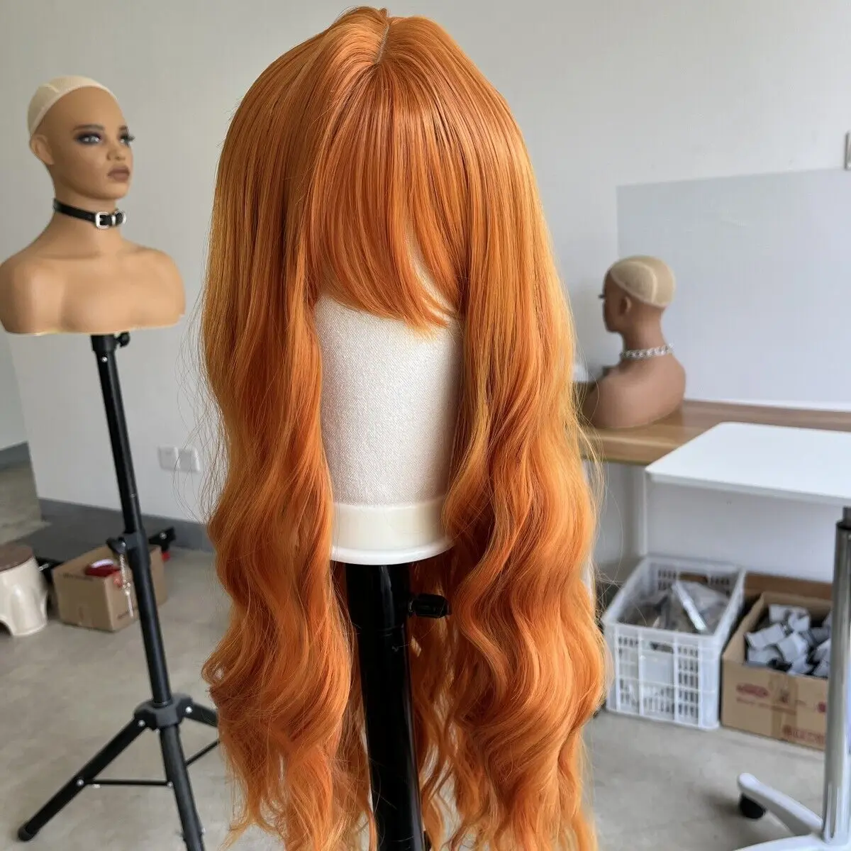 Peluca de cabello sintético naranja resistente al calor, vestido largo ondulado en capas con flequillo