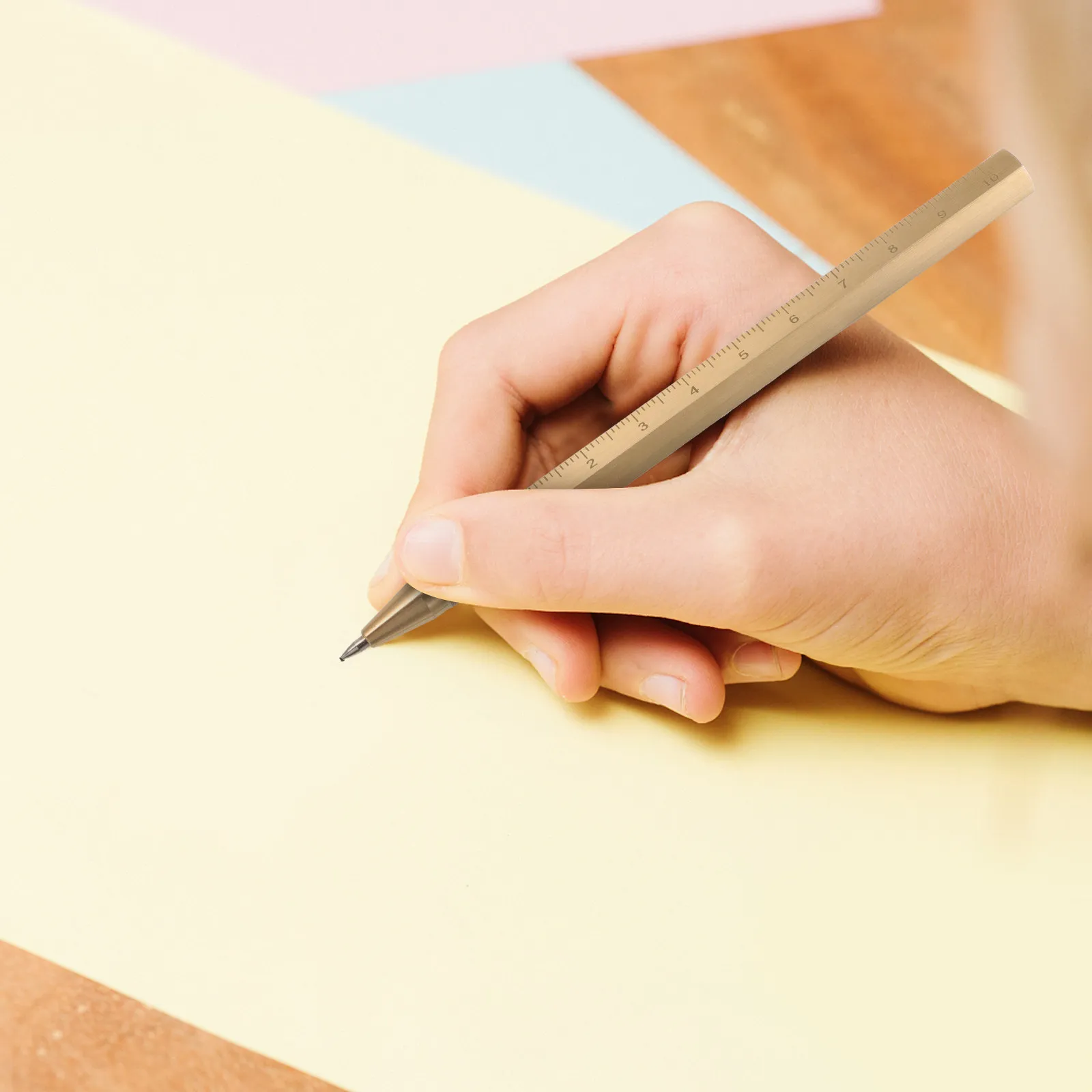 

Стильная латунная ручка с гладким гелевым чернилом, шестигранным корпусом и линейкой. Отлично подходит для студентов, офисных работников, в качестве подарка.