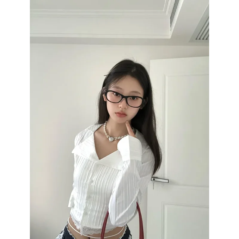 

Женская белая плиссированная укороченная блузка на пуговицах с длинным рукавом и кружевным подолом, повседневный топ