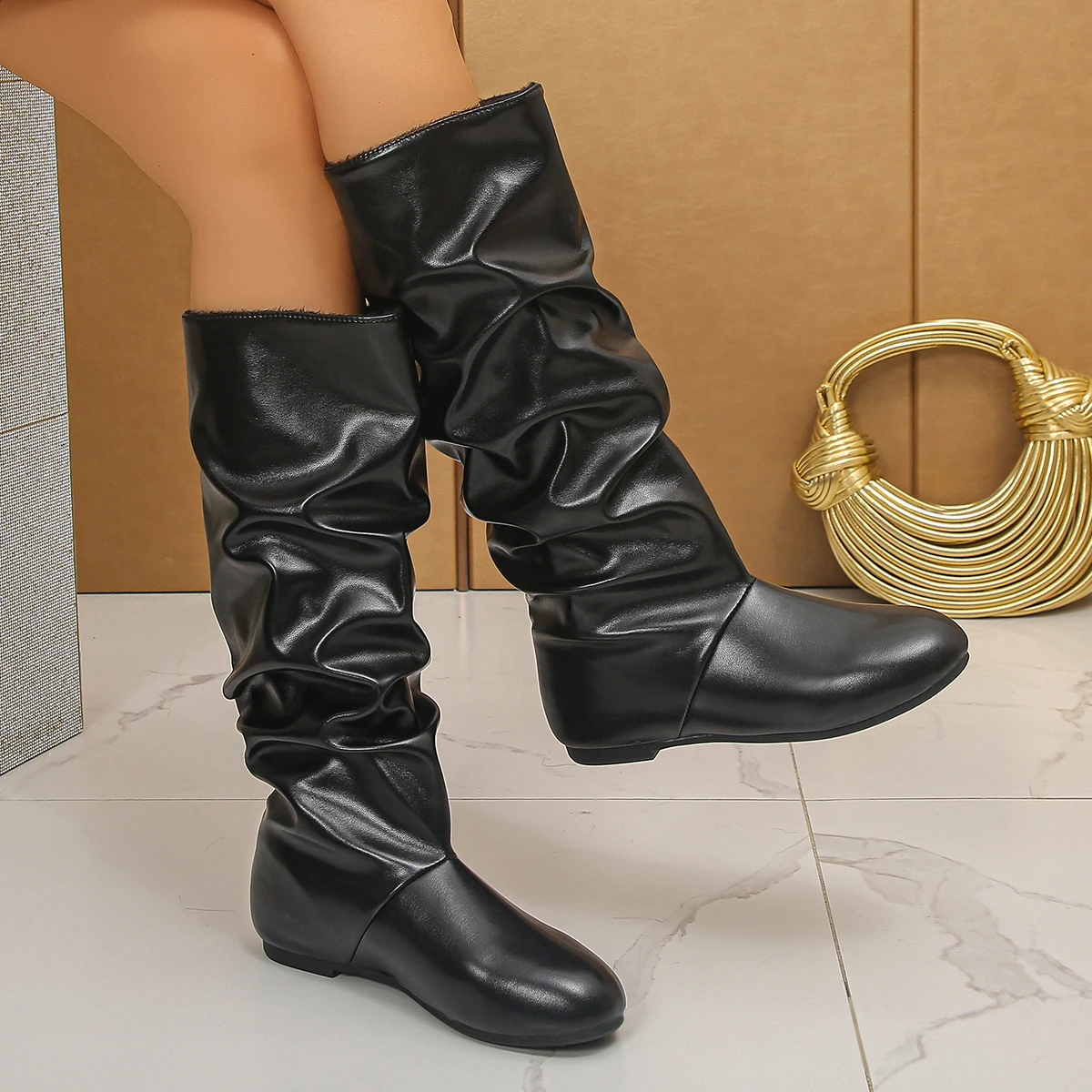 Bequeme Slip-On-Stiefel mit gerafftem Schaft für Damen, warmes Futter, PU-Leder, zwei Farben, für den täglichen Gebrauch im Freien im Winter. – Detail 11