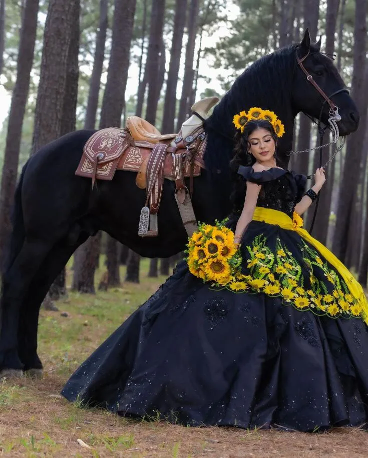 Черные роскошные платья принцессы Charro Quinceanera с открытыми плечами с цветочной аппликацией корсет для выпускного вечера vestidos 15 quinceañera 2024