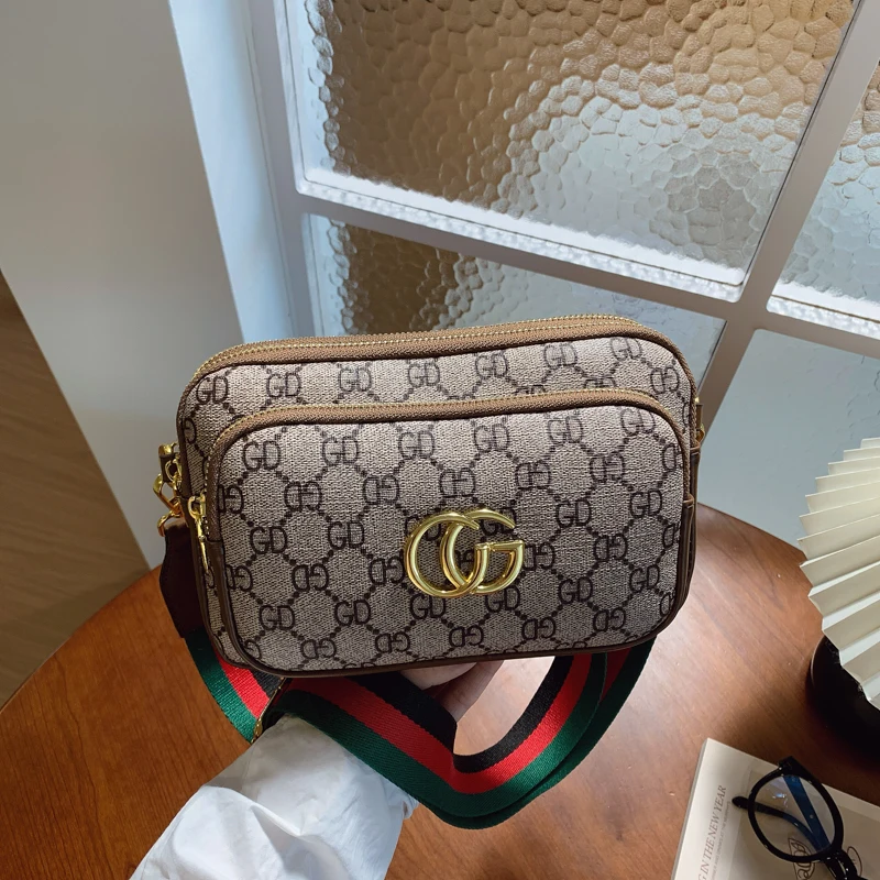 

Роскошная многофункциональная сумка для подгузников с отдельными отделениями для сухих и влажных вещей, идеально подходит для длительных поездок с ребенком.