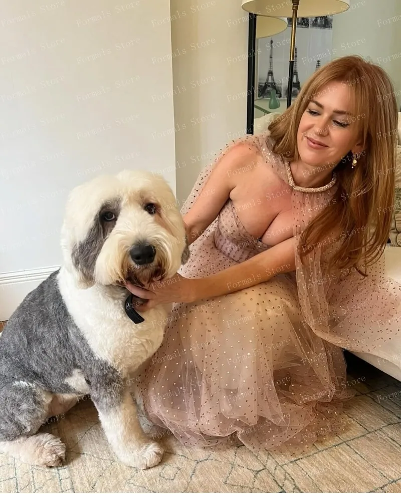 ชุดเดรสสีพีชสวยสง่า แขนยาว คอวีลึก ประดับด้วยลูกปัดละเอียดอ่อน ผ้าพลิ้วไหว เหมาะสำหรับงานพิธีการอย่างเป็นทางการ