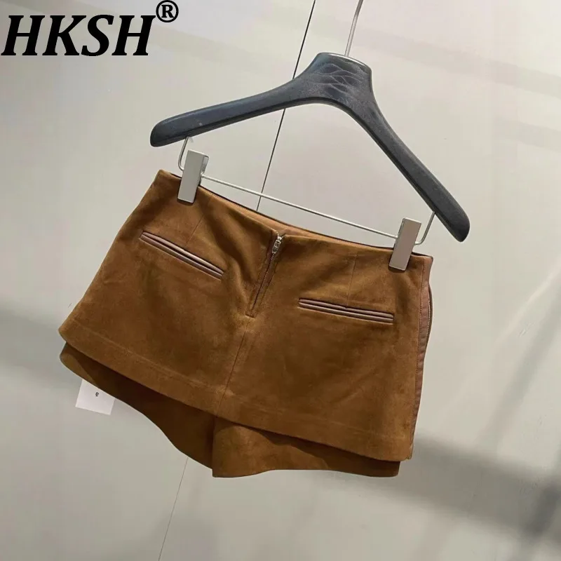 HKSH 2025 Jesień Nowa Damska Mini Spódniczka z Bocznym Zamkiem, Łączona ze Skóry PU, Zapobiegająca Prześwitywaniu, Amerykańska Modna, Seksowna Krótka Spódnico-spodnie HK13140