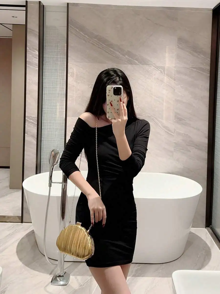 

Elegant Gold Pleated Chain Clutch Bag For Women – Formal Evening Party Wedding Accessory With Shiny Leather Finish
