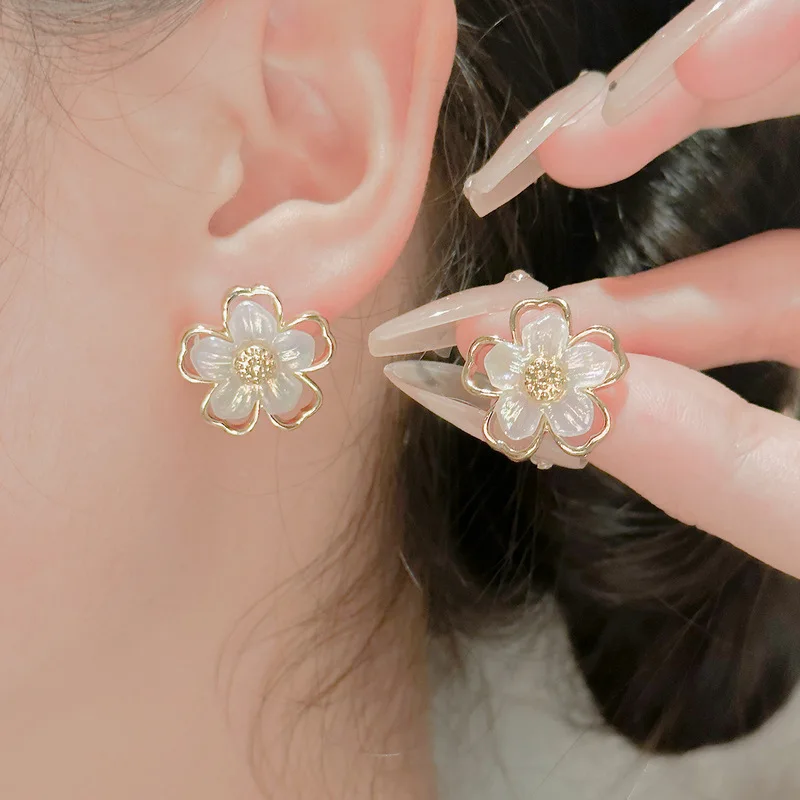 

High sense flower earrings feminine temperament everything network red fashion simple petal studs earrings