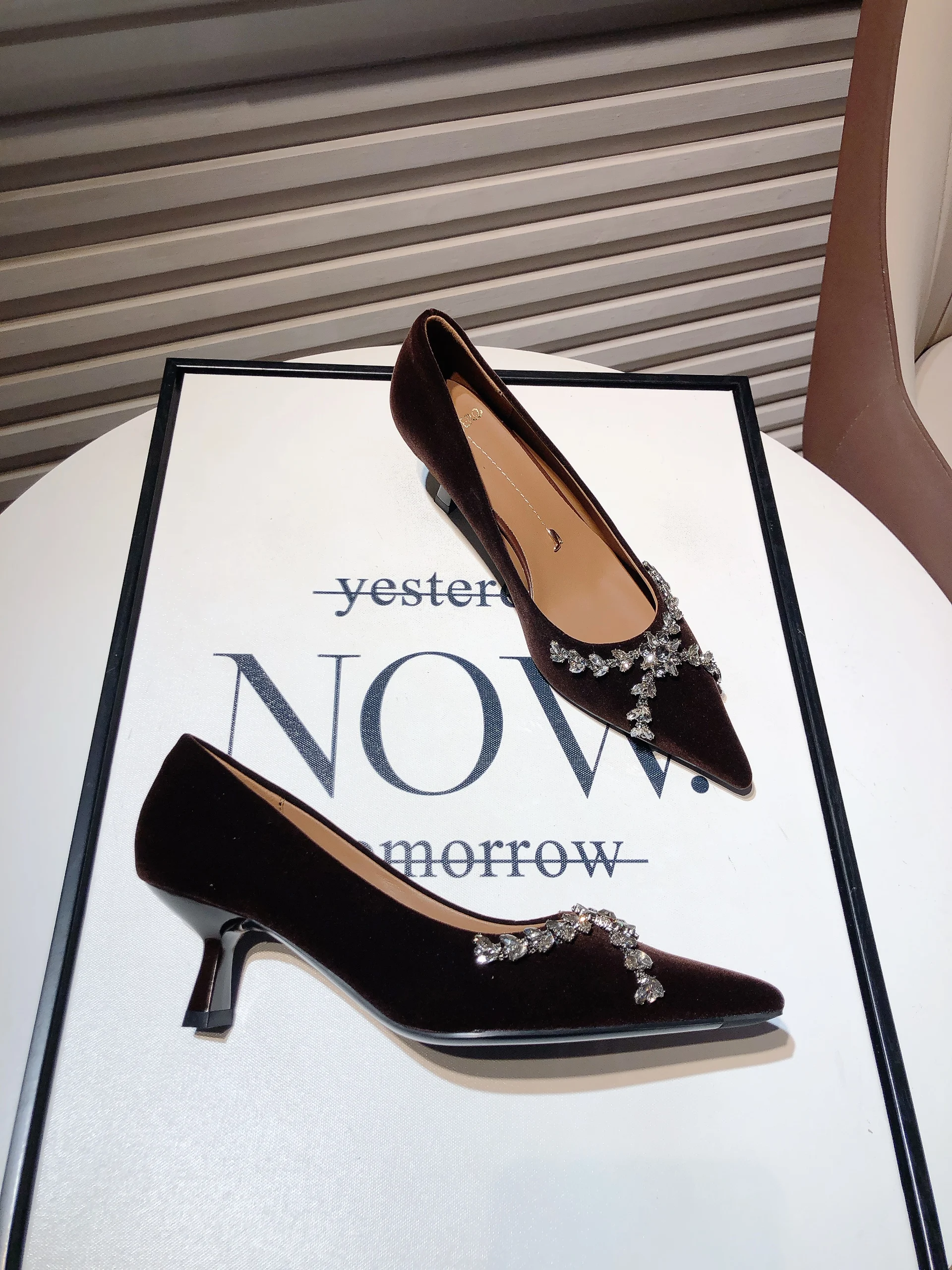 elegantes-zapatos-de-terciopelo-con-tacon-fino-y-punta-afilada-para-damas-zapatos-de-vestir-a-la-moda-con-detalle-de-diamantes