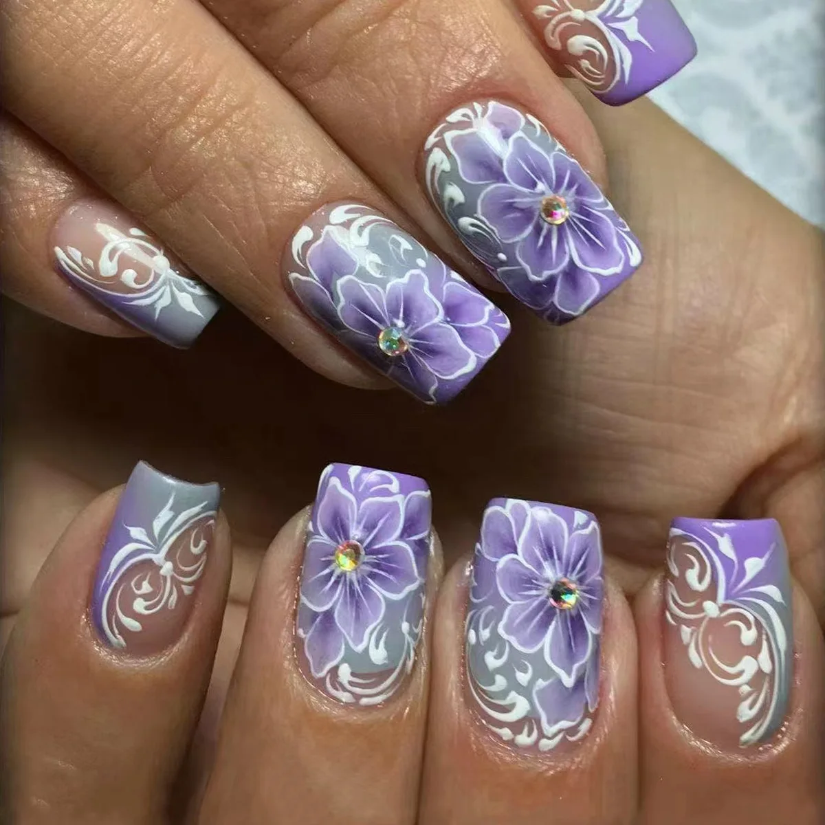 24 pçs retro unhas falsas cinza roxo curto quadrado listra flores projetos com pequeno strass romântico wearable acrílico manicure