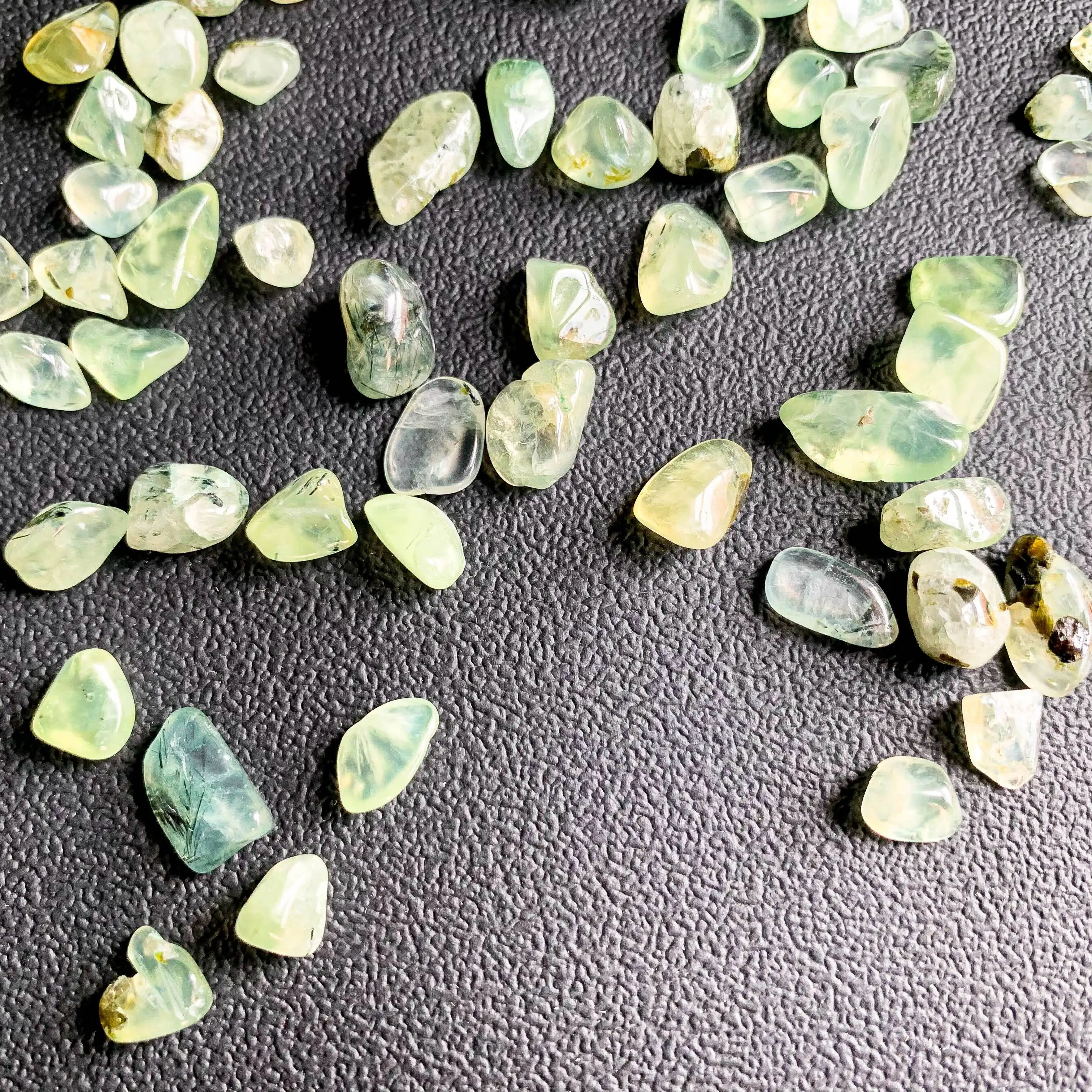 Natural prehnite chips, suitable for aquariums and flower pots, aroma diffusers, and DIY jewelry making.