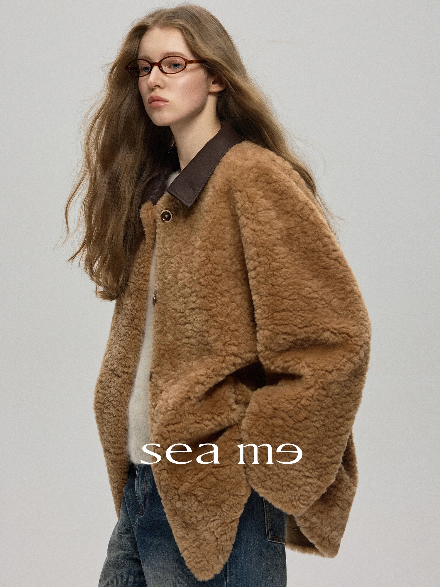 ملابس خارجية صديقة للبيئة مصنوعة من الفرو والجلد بتصميم راقي، مريحة ودافئة للشباب، مناسبة للارتداء اليومي، متوفرة بألوان متعددة ومقاسات عالمية.