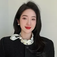 Collar de perlas Hebilla magnética Bufanda de seda perezosa Colgante de mujer Bufanda Cadena de clavícula Bufanda de seda