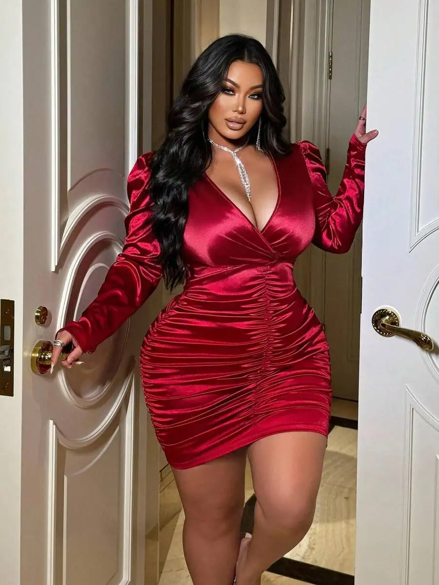 

Красное атласное мини-платье с глубоким V-образным вырезом, драпировкой и пышными рукавами