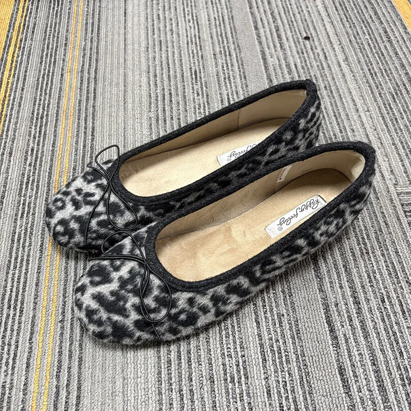 Wintermode: Flache Schuhe mit Fellbesatz, zum Hineinschlüpfen, für Damen, Ballettstil, neue Herbstkollektion, mit Schmetterlingsknoten, runde Zehen, flache Damenschuhe mit Plüschfutter. – Detail 11