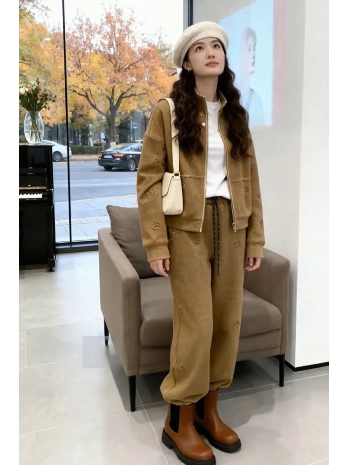 

Ретро-костюм-двойка для женщин: теплая верхняя одежда с воротником-стойкой и стразами, брюки с широкими штанинами. Новинка осенне-зимнего сезона. Модный...