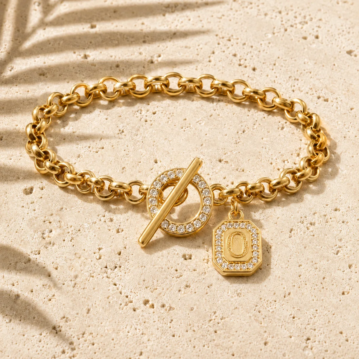 Vergoldete Personalisierte Initialen-Charm-Armbänder für Damen und Herren mit Kubischem Zirkonia und Knebelverschluss - Schmuckgeschenk für den Alltag – Detail 18