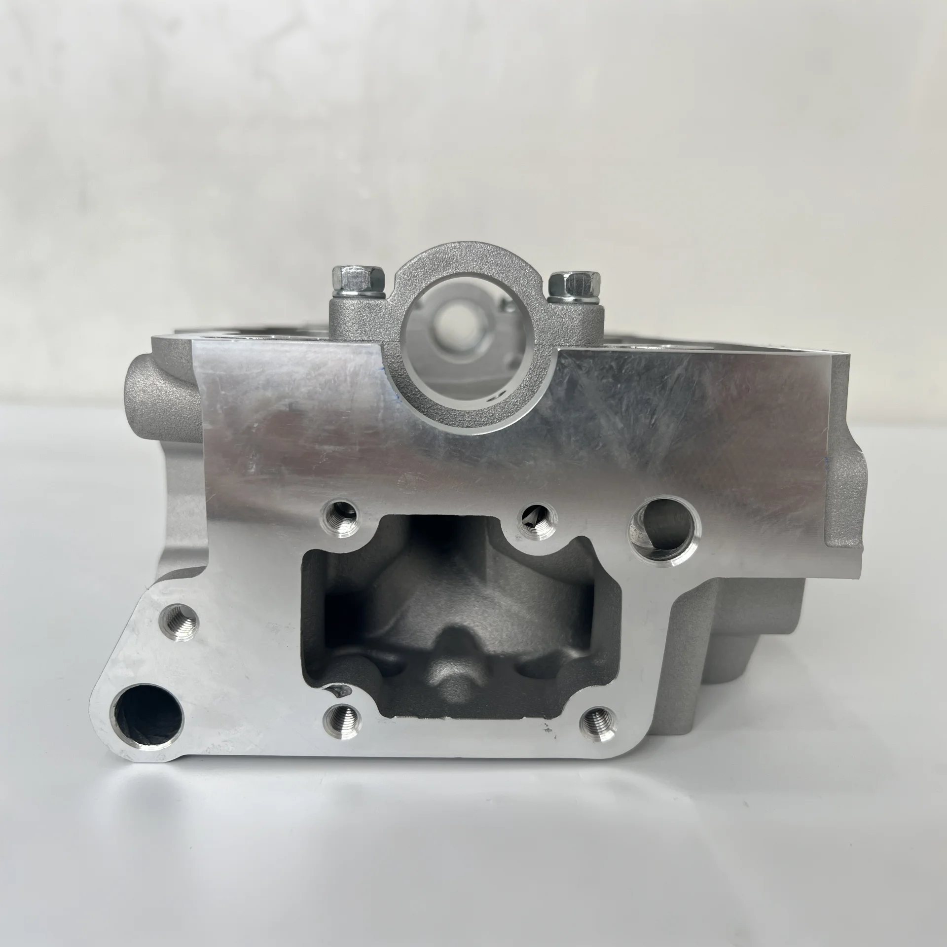 قطع غيار محرك السيارة، رأس الأ - مراجعة Engine Cylinder Head وسعره