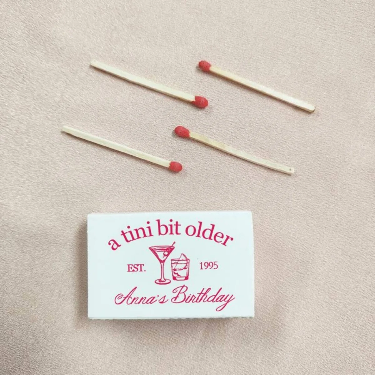 

Изготовленные на заказ коробки для матчей на день рождения Мартини, сувениры для вечеринки на заказ, коробки для спичек Tini Bit для пожилых людей, подарки на заказ для гостей, подарки на свадьбу