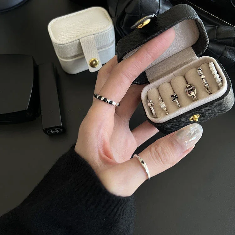 

Мини-портативная маленькая сумка для хранения ювелирных изделий, дорожная простая кожаная кольцо, ожерелье, серьги, коробка для хранения, органайзер, подарочная коробка