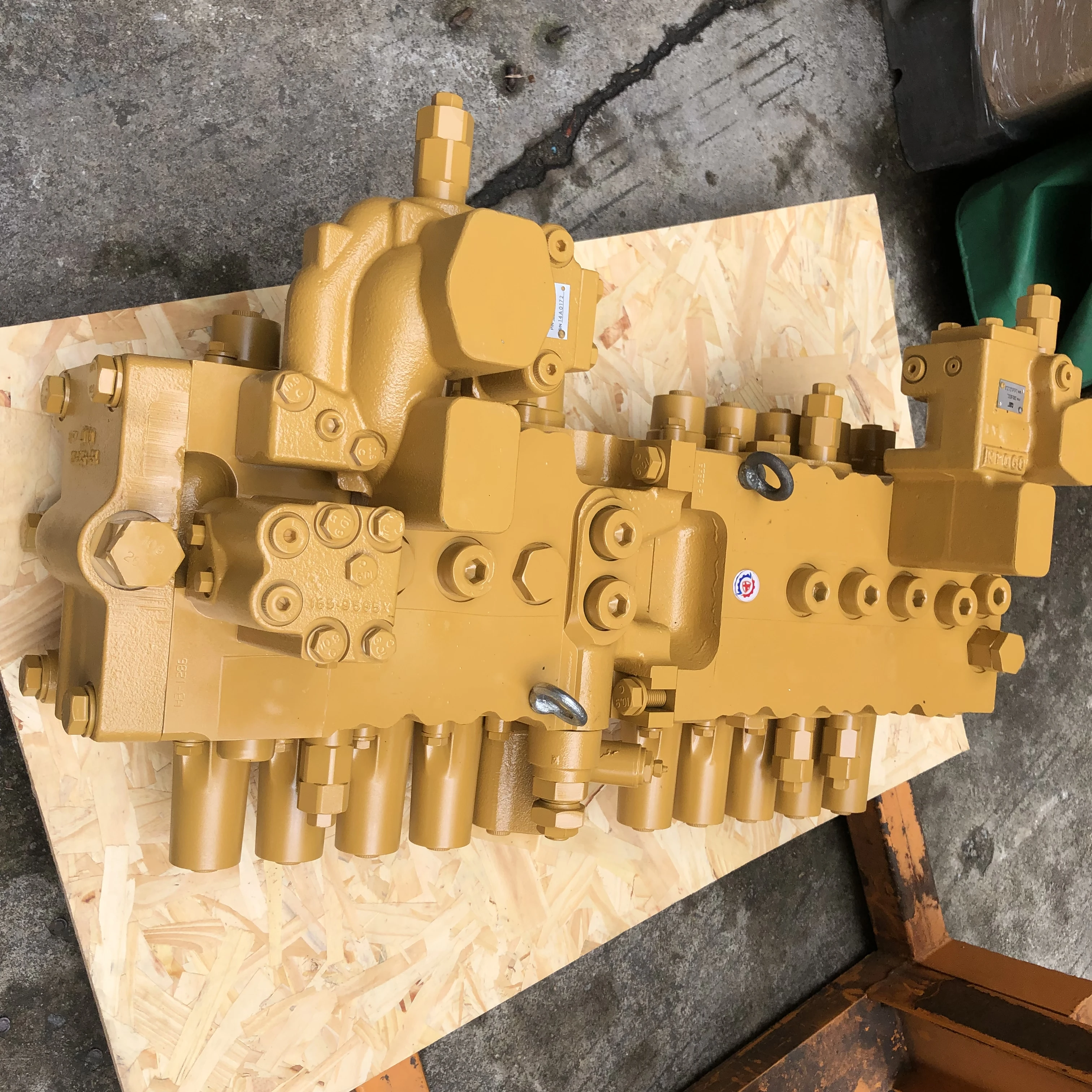 158-8117 1588117 Distribution Valve For Excavator Construction Machinery Parts