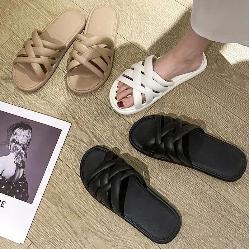Zapatillas para mujer en verano, zapatos de uso interior para el hogar, zapatillas antideslizantes para baño, nuevas zapatillas frescas para parejas con pies inodoros 2024