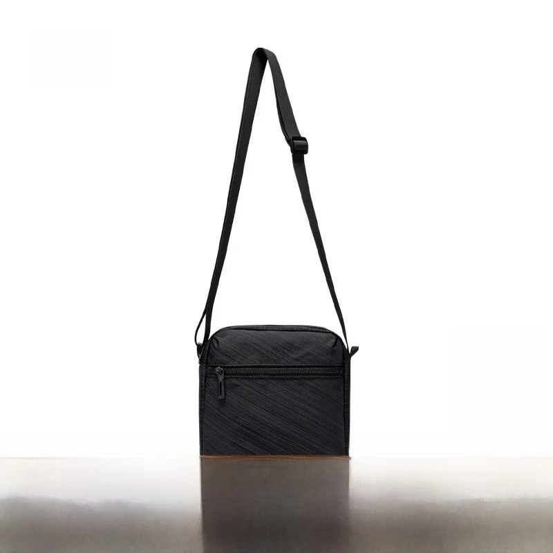 bolso-deportivo-negro-tipo-bandolera-ligero-para-ciclismo-moderno-minimalista-versatil-para-viajes-diarios