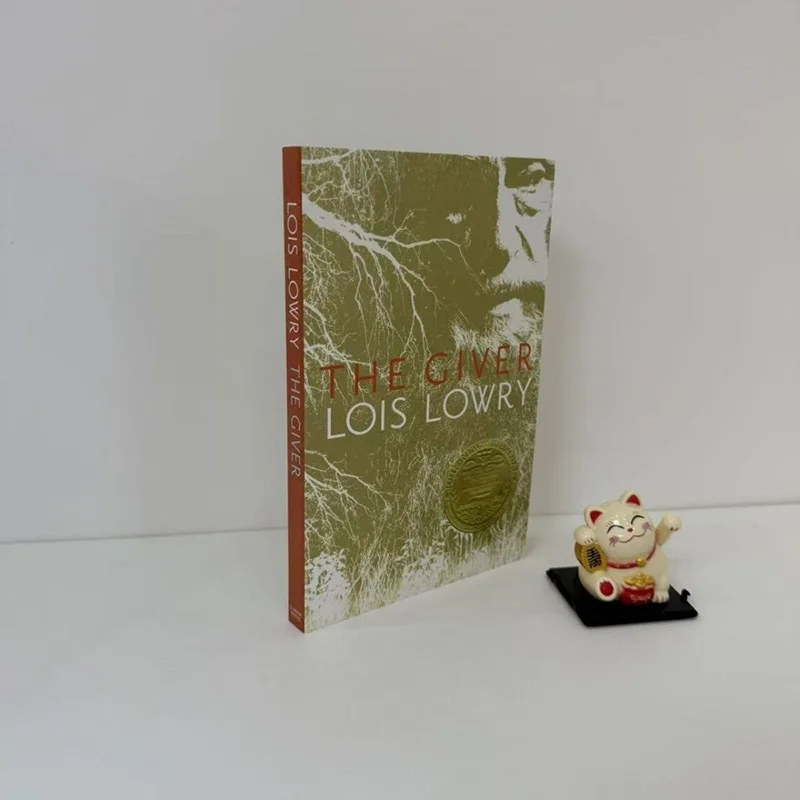 The Giver هو رواية بريطانية أصلية The Giver and Giver Newbury Gold Award نفاق الوعي الفردي للتحكم الاجتماعي