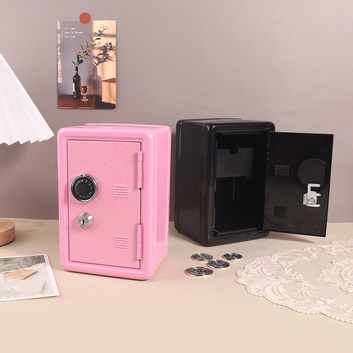 قطعة واحدة من حصالة معدنية بتصميم لامع، مع قفل بكلمة مرور رئيسية للاستخدام في المكتب المنزلي، مناسبة لتجول الأوراق النقدية للعملات المعدنية