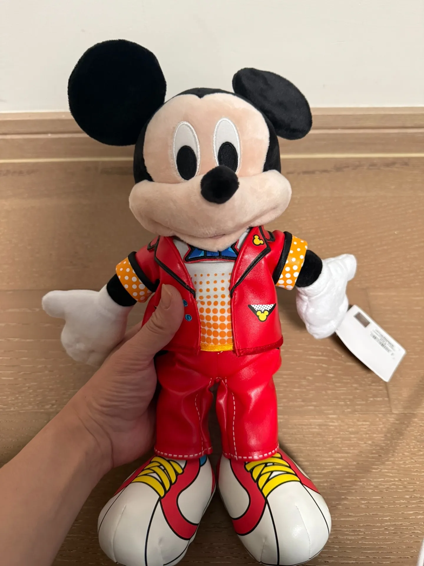 Kolorowe upominki z okazji urodzin Disneya - pluszowe figurki Myszki Miki i Minnie w czerwonych sukienkach - prezent urodzinowy dla dzieci