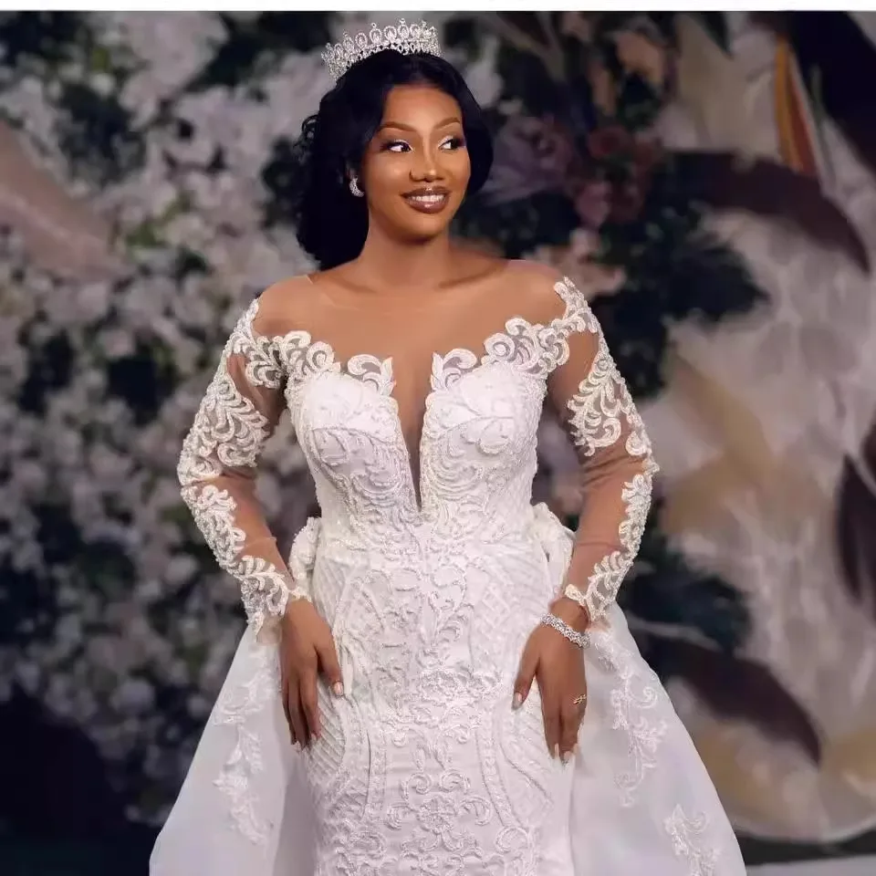 Suknia ślubna z koronkowymi aplikacjami na szyi, z odpinaną spódnicą, model syrena, plus size, dla czarnoskórej panny młodej.