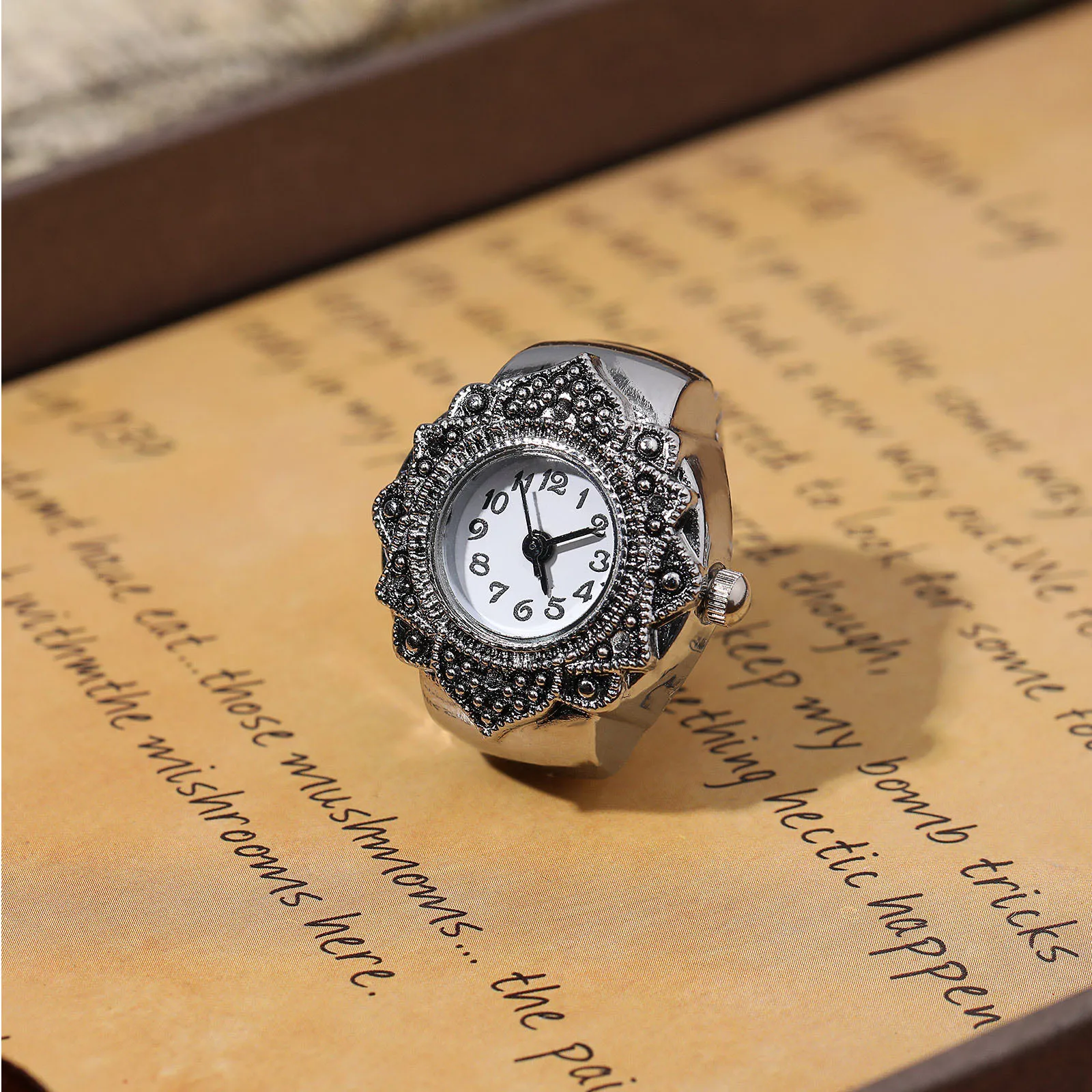 

1pc Quartz Ring Watch For Men Women, Elastic Finger Watch With Retro Numeral Design, Casual Festival Gift, 8-Sided Style