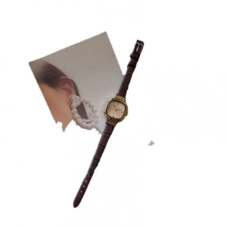 Reloj pequeño de cubo de azúcar para mujer, diseño de textura elegante, esfera pequeña ligera de alto aspecto, lujo y simplicidad, estilo fresco