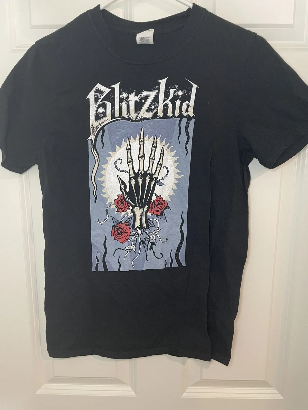 Camiseta de la banda Blitzkid Horror Punk con gráfico de mano de esqueleto pequeña y rosas