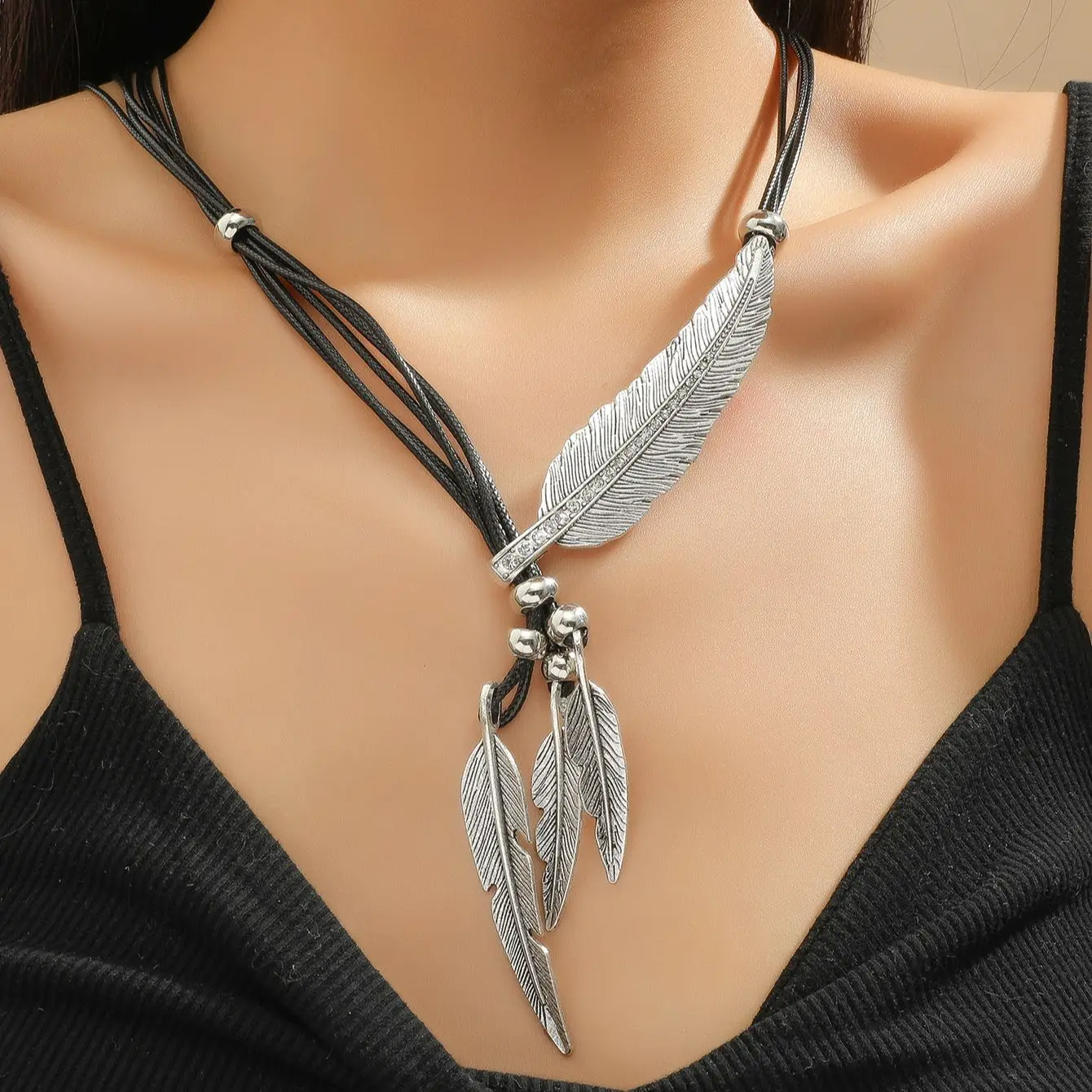 1 Simple and Elegant High-end Light Luxury Retro Gold-color Silver-color Leaf Crystal Necklace for WOMEN'S Fashion, Vacation