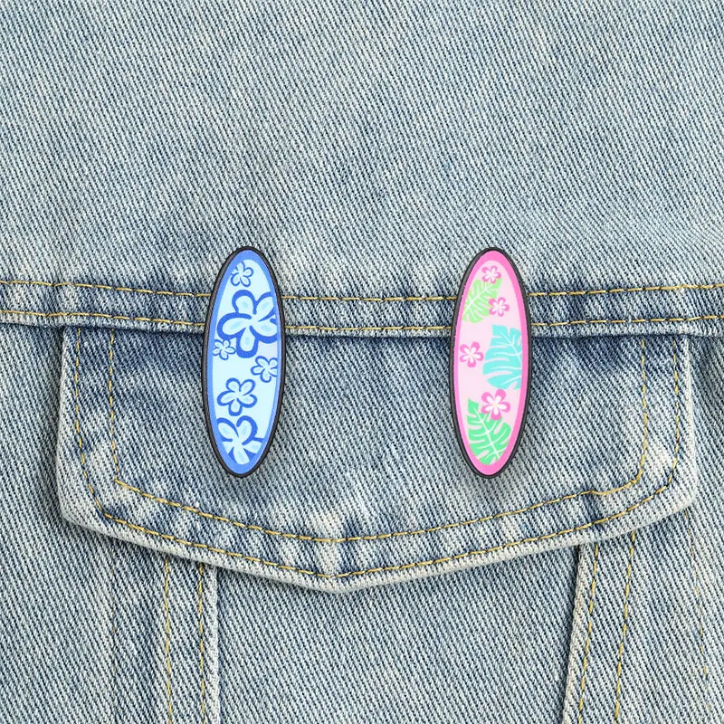 Tropische Blumen-Surfbrett-Emaille-Anstecknadeln, blaue Hibiskus- und rosa Monstera-Broschen, Reversabzeichen, hawaiianischer Sommerschmuck, Geschenk für Freunde