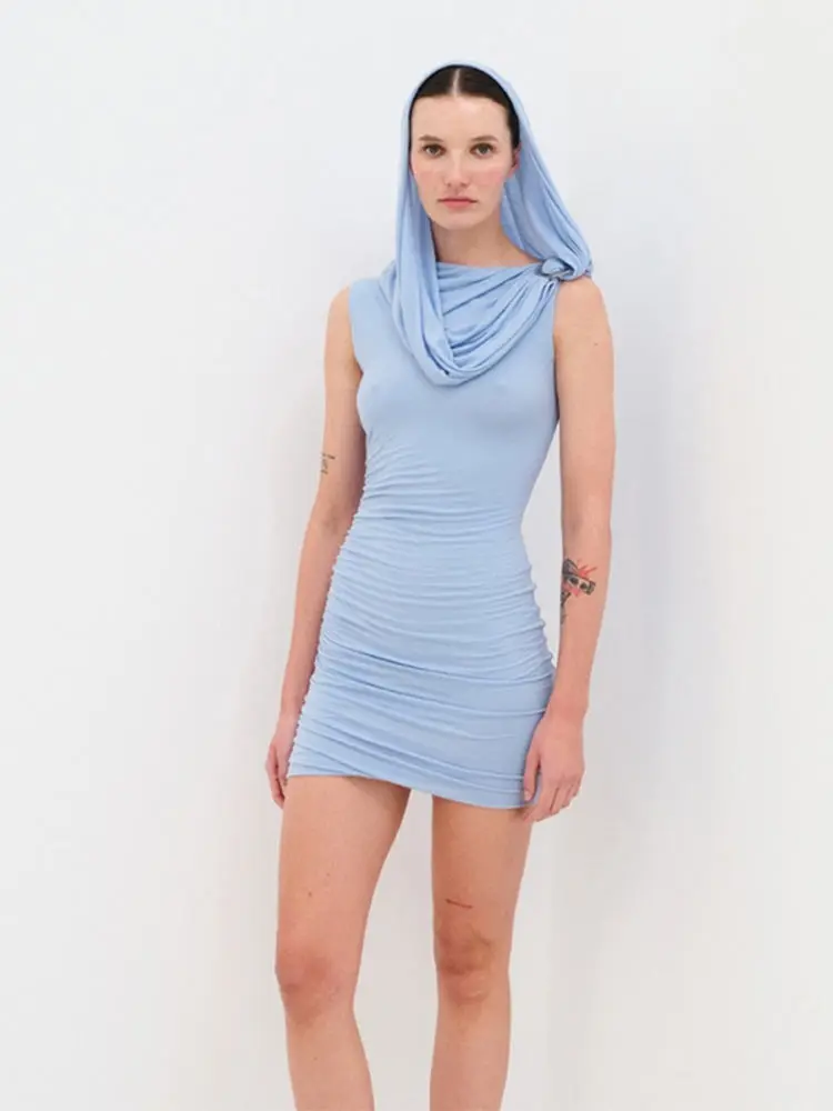 Sukienka mini damska, krótka, dopasowana, z metalową klamrą szala, plisowana, bez rękawów, w jednolitym kolorze, elegancka, seksowna, modna, nowa kolekcja letnia.