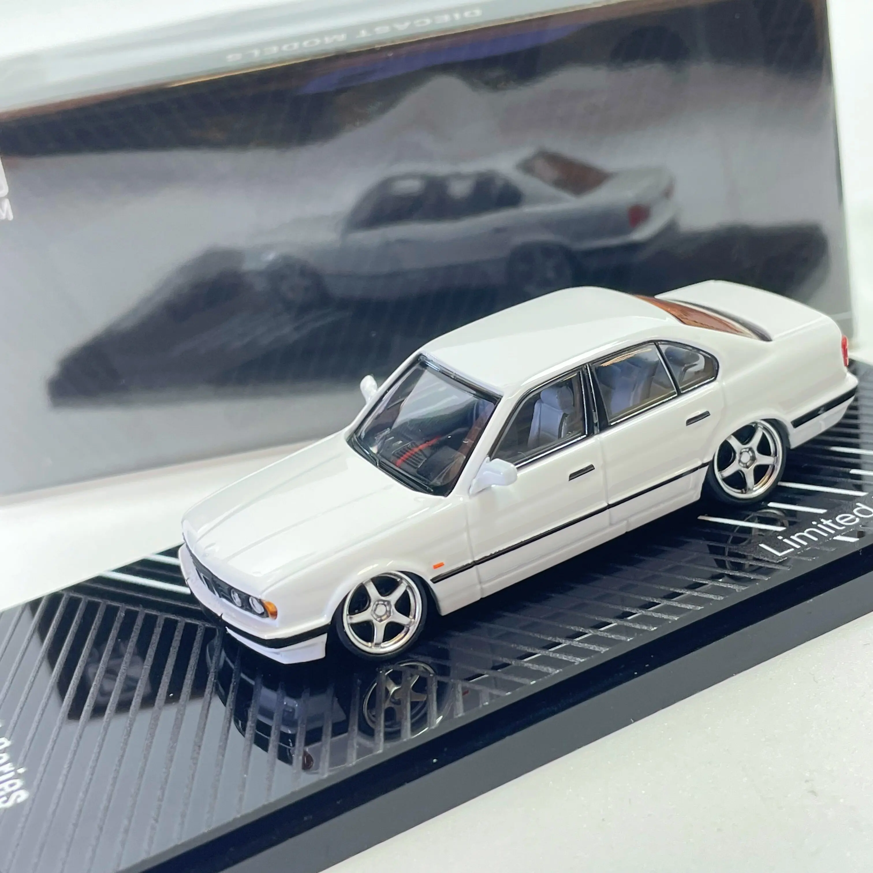 DCM 1:64 E32 7 Series/E34 5 Series/E38 7 Series Alloy Car Model