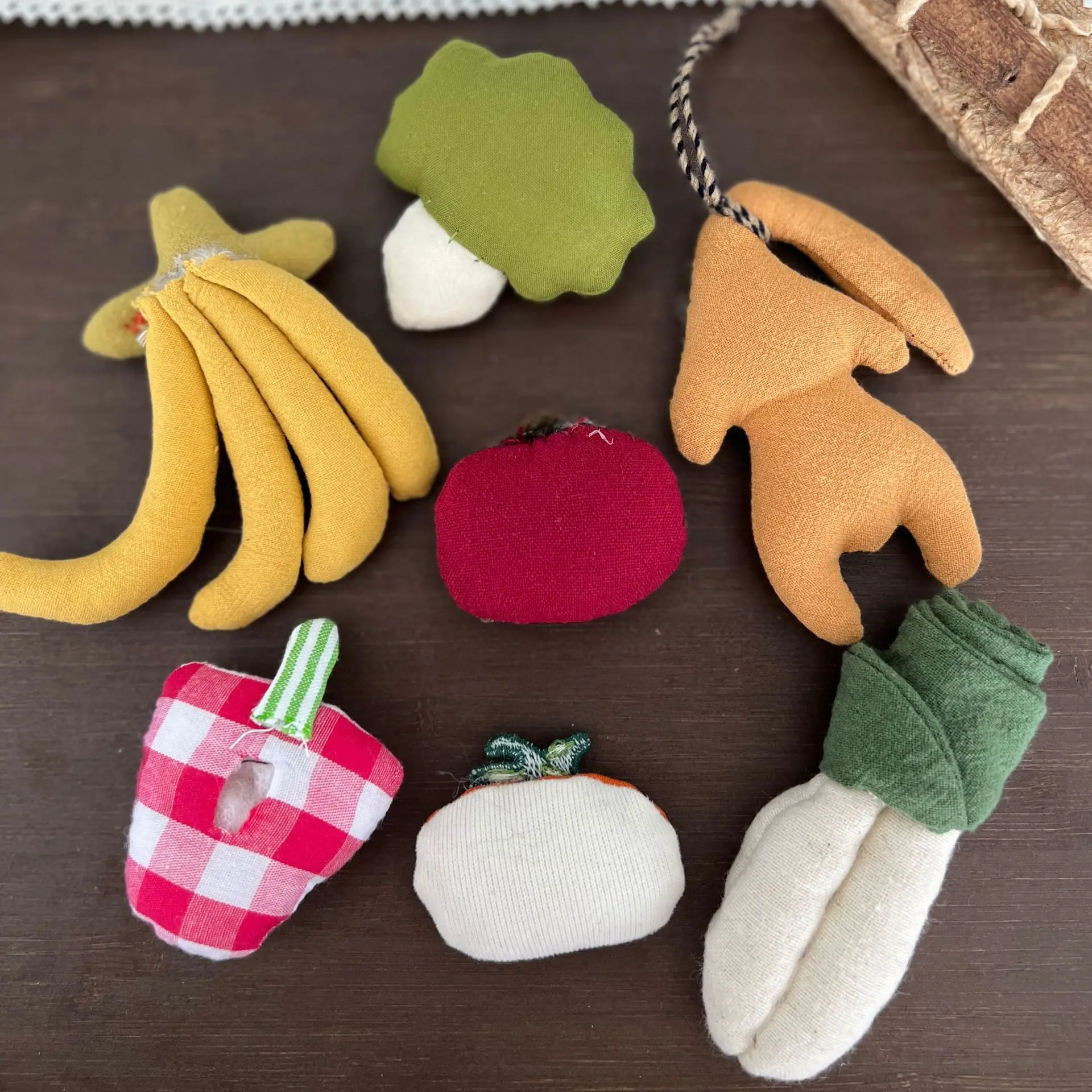 

1PCS Creative Cartoon Vegetable Fabric Fashion Brooch for Women DIY Hair Clip Shoe Clothing Bag Doll Decor Portable Charms