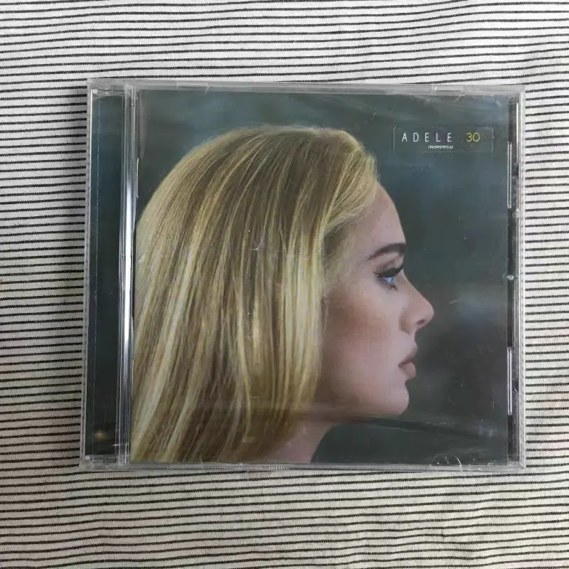 ซีดี Adele 30 Deluxe CD: 15 เพลง รวมถึงเพลง "Easy on Me" ร่วมกับ Chris Stapleton รุ่นดูเอตเวอร์ชั่น ของ Adele - 30 (ฉบับมาตรฐาน)