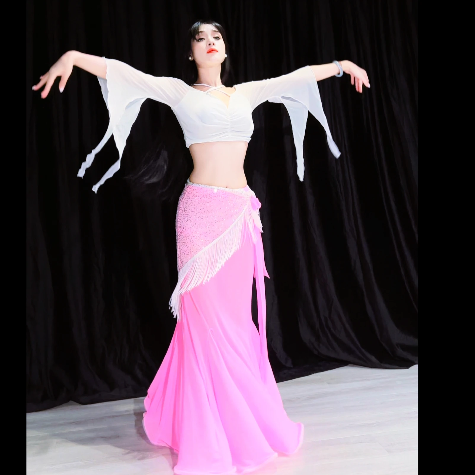 Nieuwe Buikdans Sexy Temperament Prestaties Kostuum Wit Off Schouder Top + Roze Fishtail Rok 2 stks Oosterse Dans kostuum